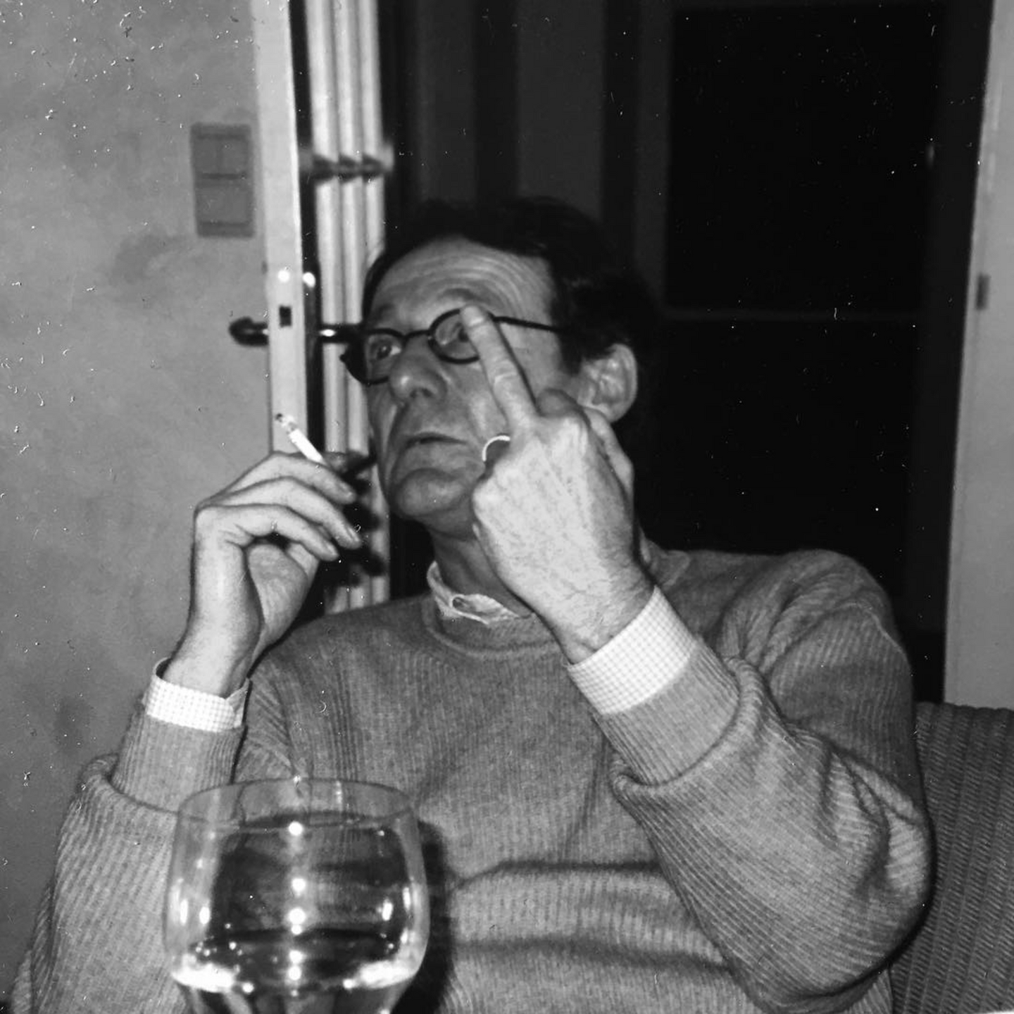 // HK 002 LOADING...